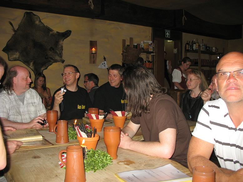Burgfräulein im Hintergrund.jpg